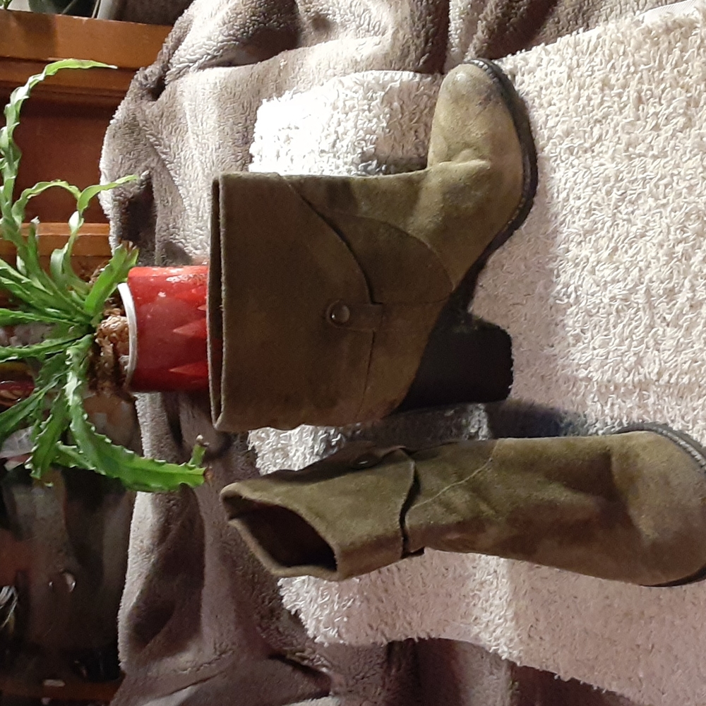 Green suede boots